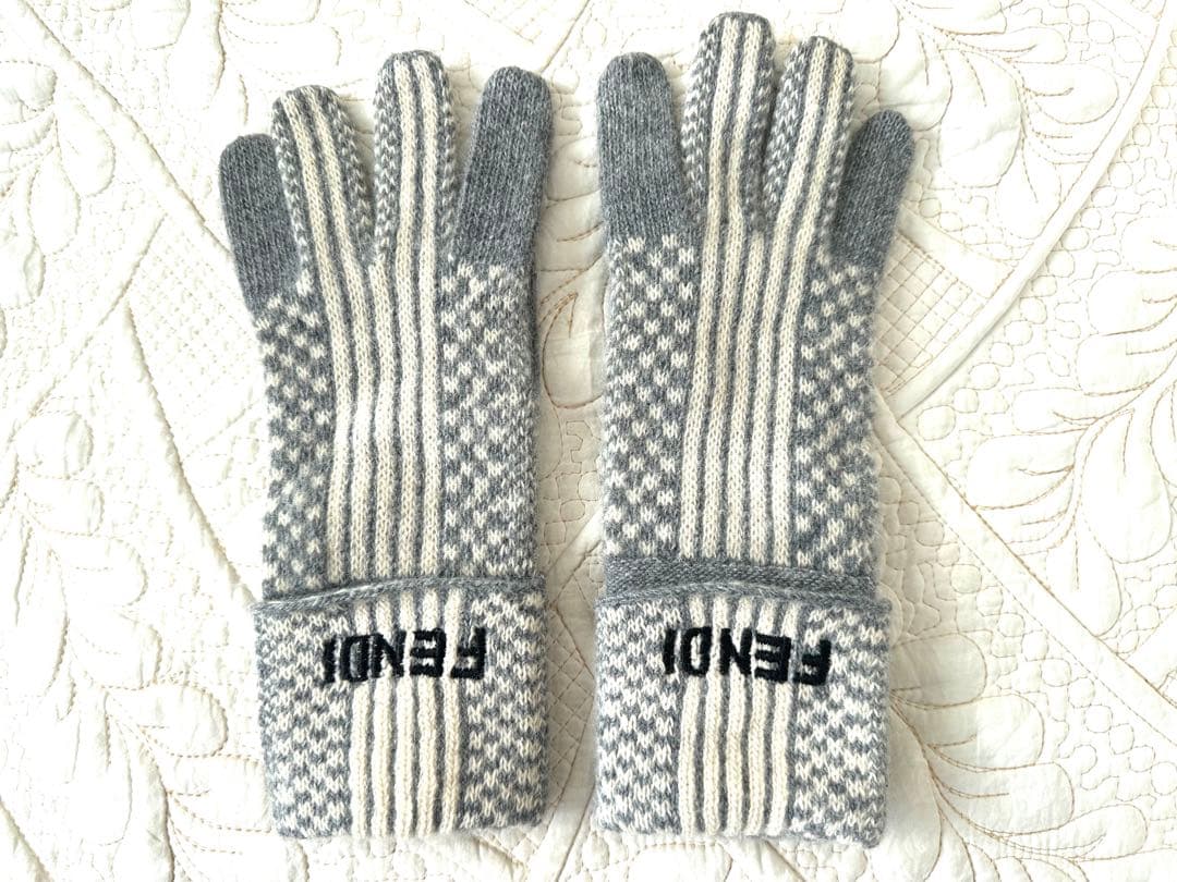 未使用FENDIフェンディロゴ手袋☆白グレーグローブズッカ柄FFアンゴラウール