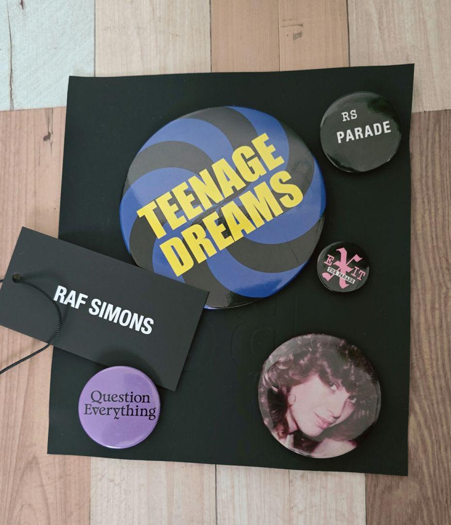 RAF SIMONS バッジセット(TREASUREJIHOOも使用缶バッチ)