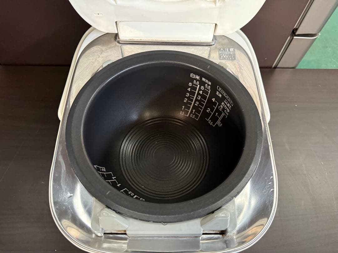 TOSHIBA 炊飯器　東芝 真空 圧力IH 炊飯器 5.5合炊き かまど銀釜‼️