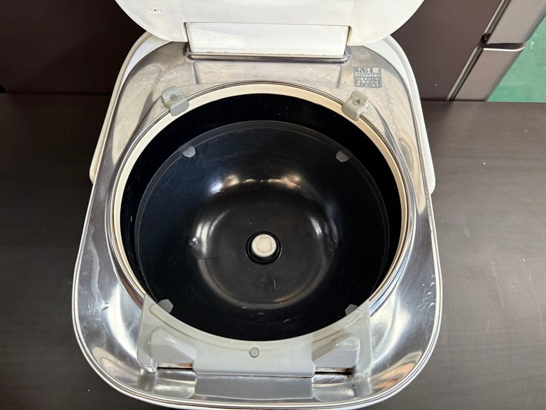 TOSHIBA 炊飯器　東芝 真空 圧力IH 炊飯器 5.5合炊き かまど銀釜‼️