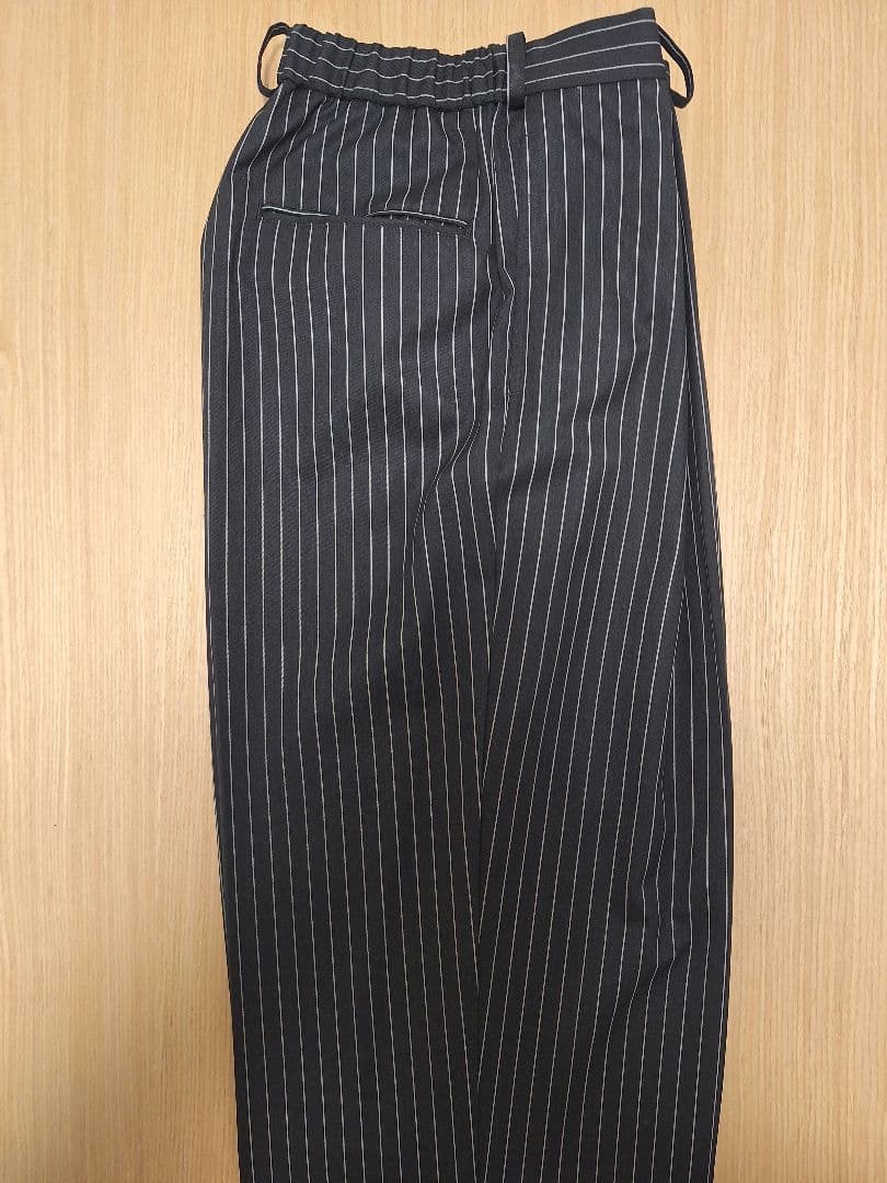 ストライプ柄リラックスフィットスラックス