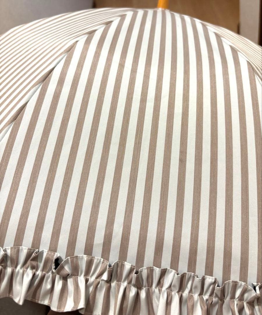 サンバリア100 折りたたみ 日傘 2段折 フリル ストライプ ベージュ