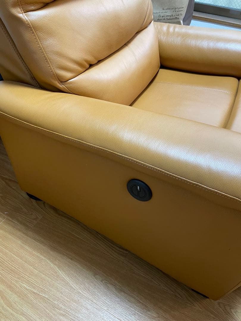 送料込！ニトリ　キャメル色 レザー本革1人用電動リクライニングソファービリーバー