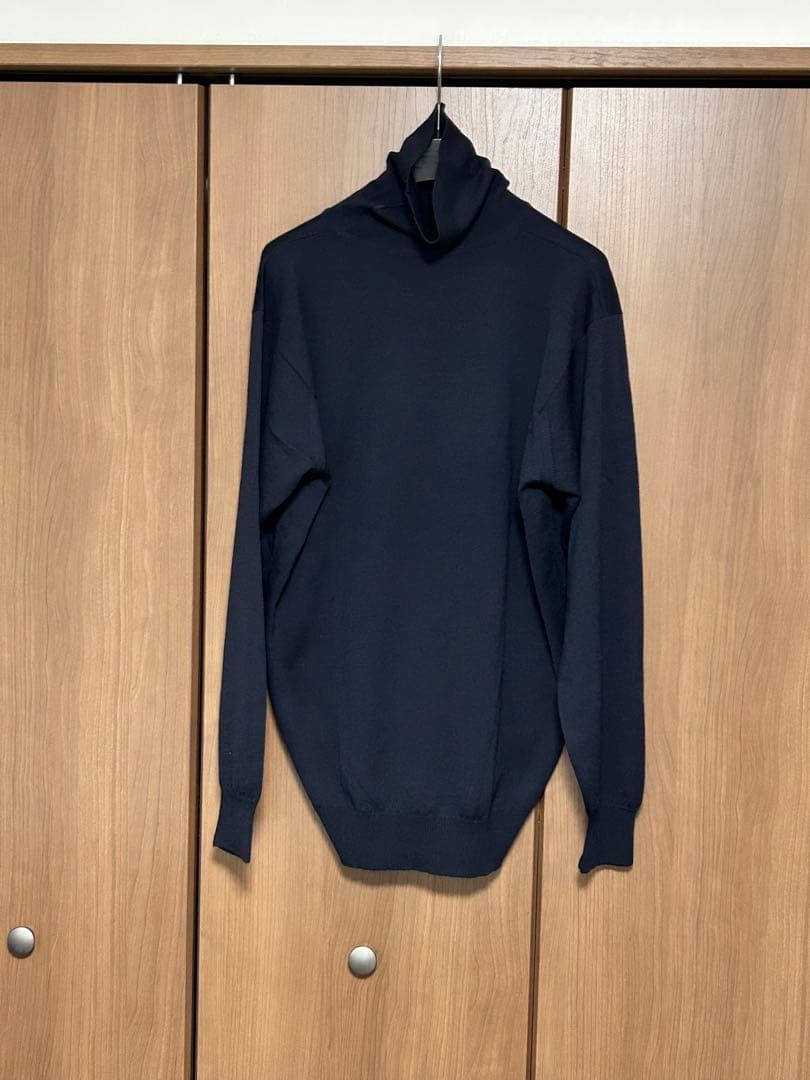ジョンスメドレータートルネックネイビー