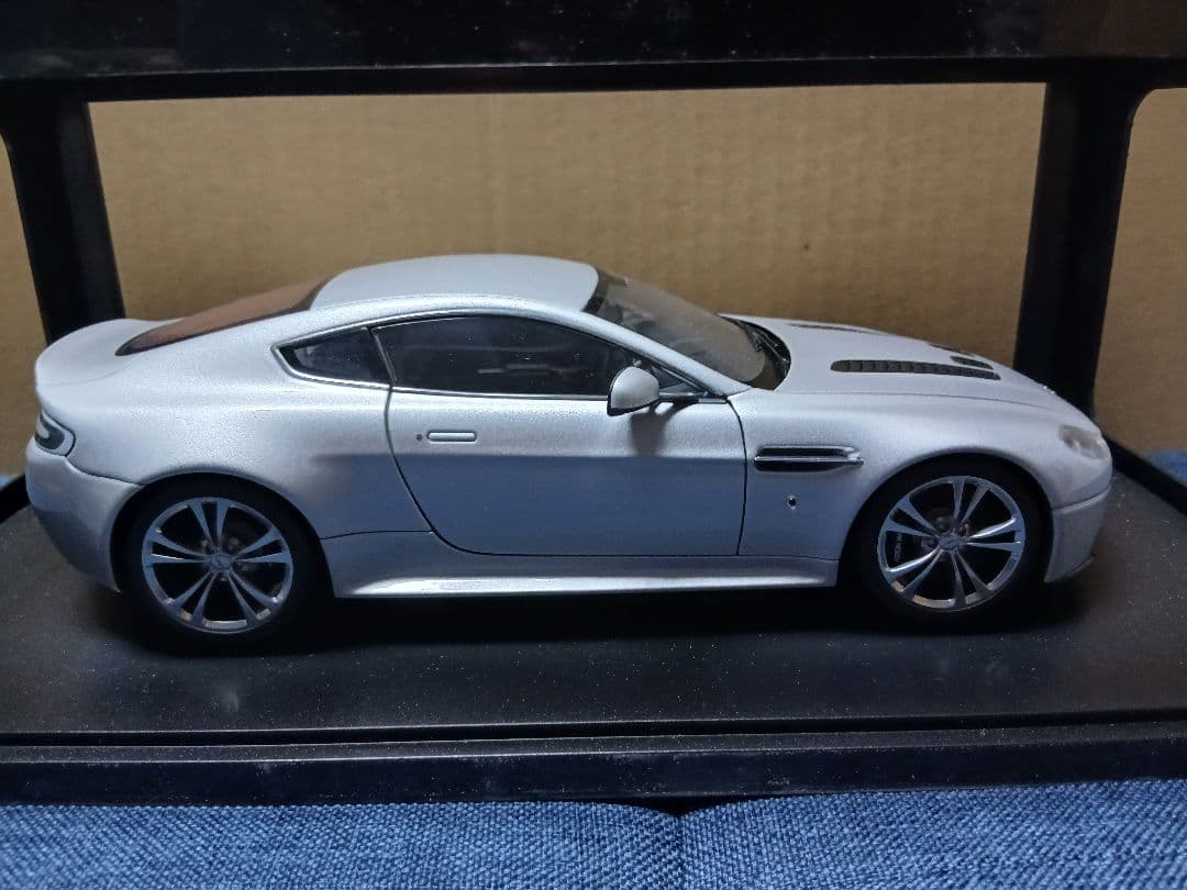 1/18 オートアート アストンマーチン V12 ヴァンテージ シルバー