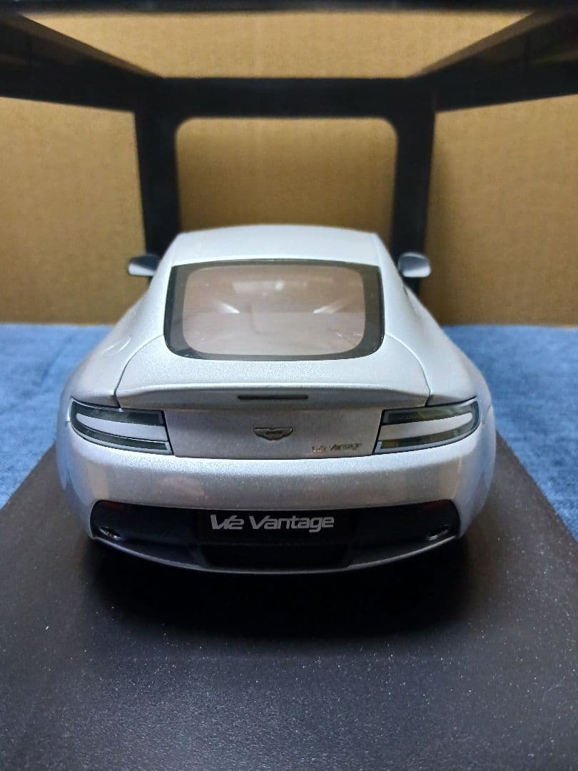 1/18 オートアート アストンマーチン V12 ヴァンテージ シルバー