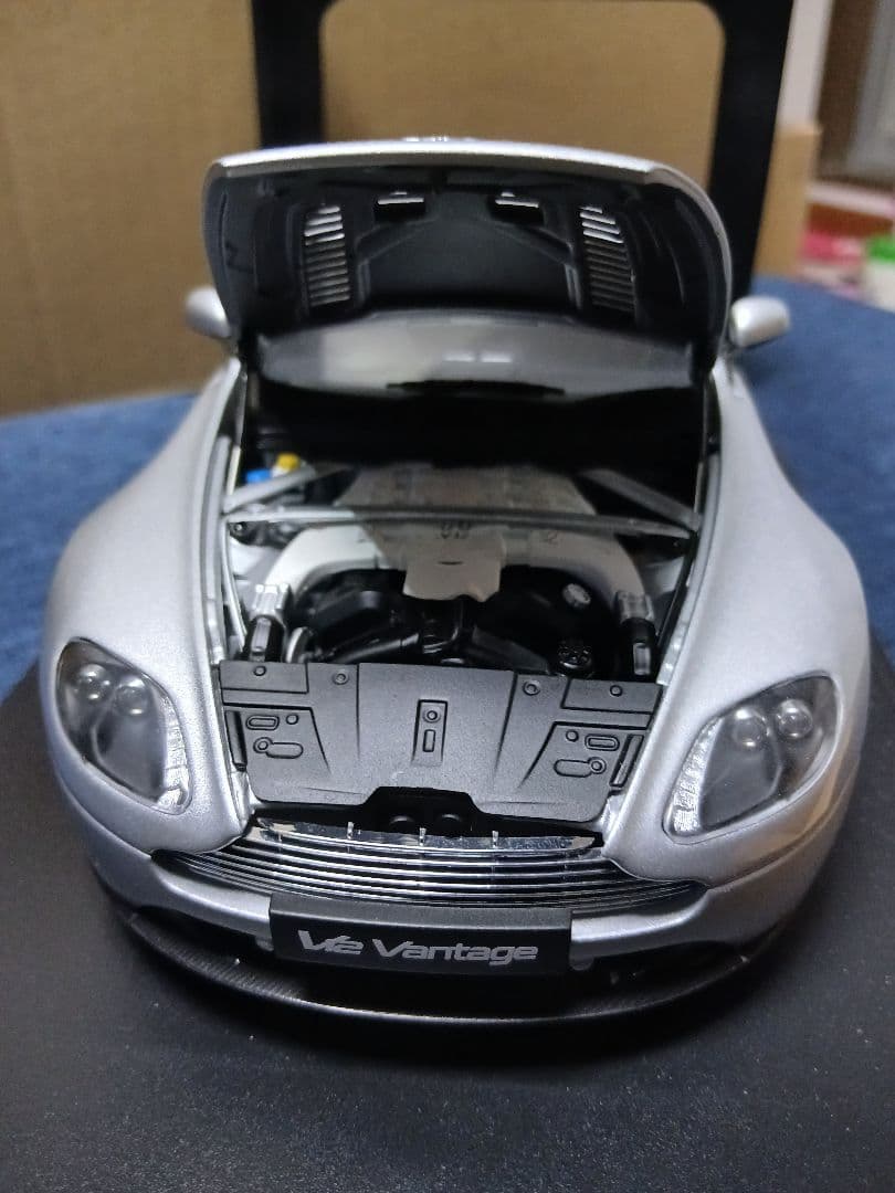 1/18 オートアート アストンマーチン V12 ヴァンテージ シルバー