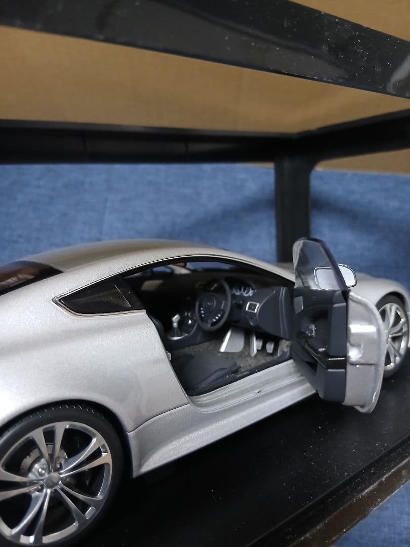 1/18 オートアート アストンマーチン V12 ヴァンテージ シルバー