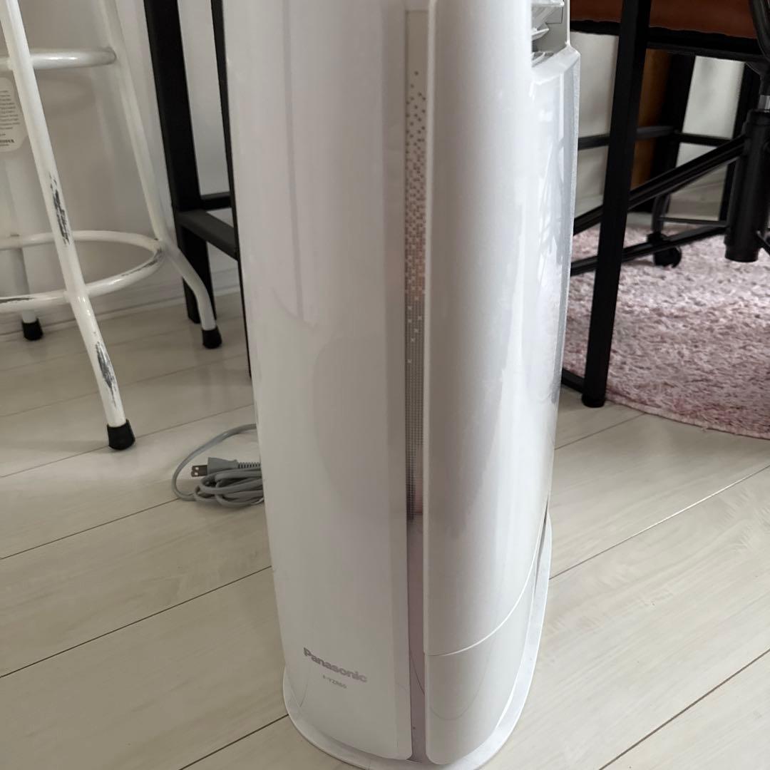美品　Panasonic ホワイト 除湿機　F-YZR60