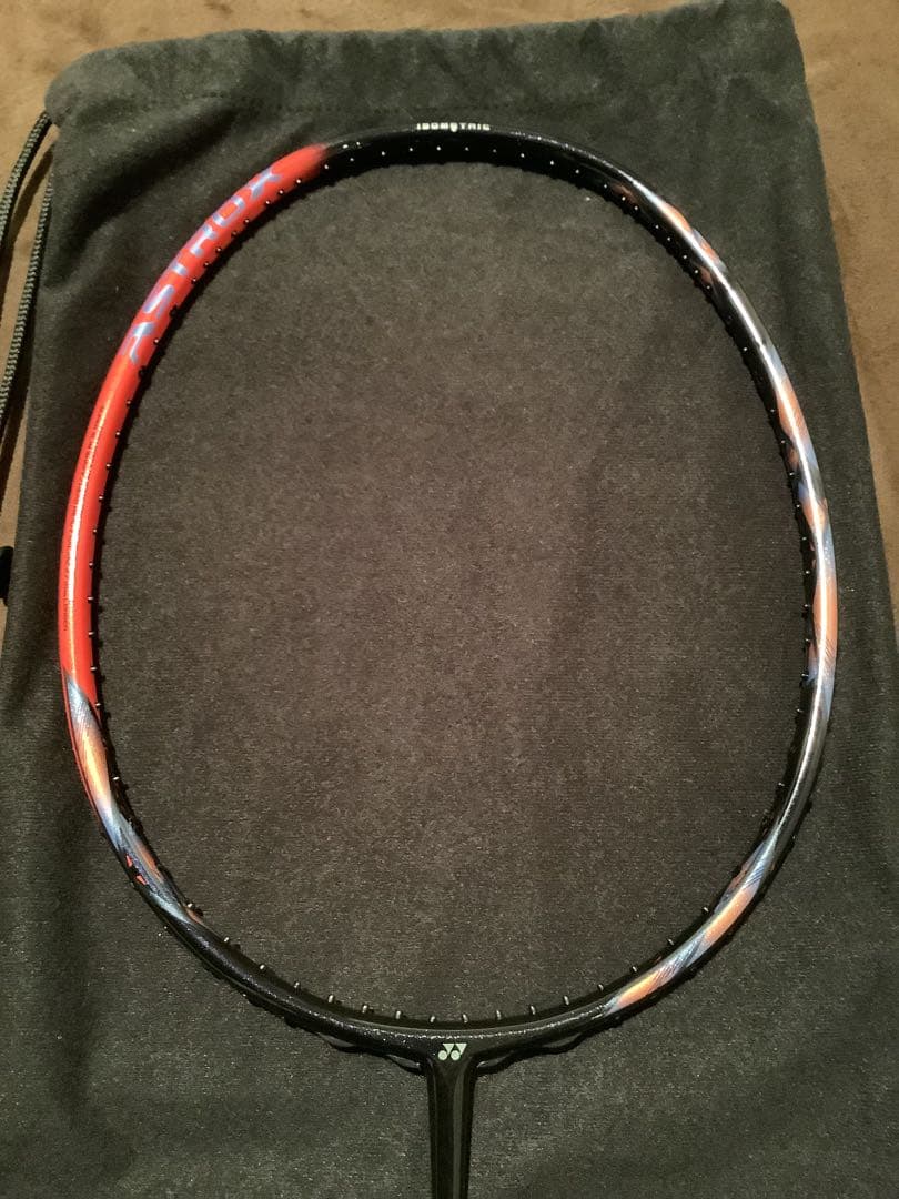 お得！新品未使用！ヨネックス　アストロクス77プロ 4UG5 ガット　グリップ付