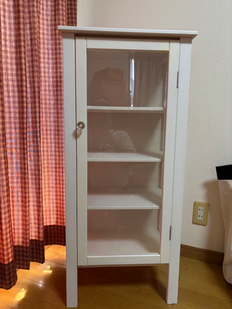 白いガラスのショーケース