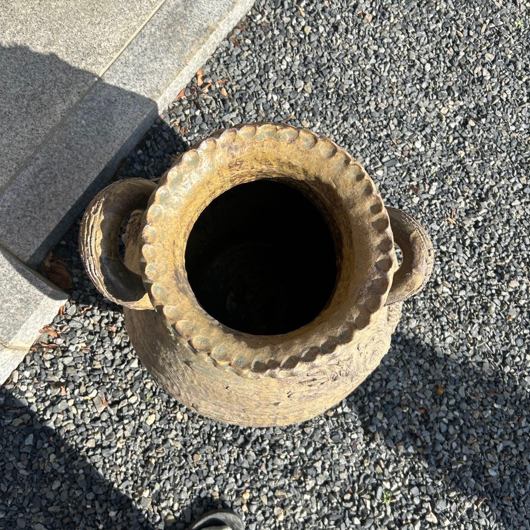 ドラゴン彫刻の大きな鉄製の壺