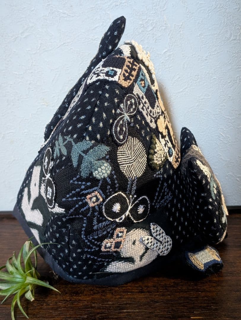 狙われて嬉しい・仔猫ポットコジー《雪ん子・ゆきちゃん》古布　藍染　ミナペルホネン