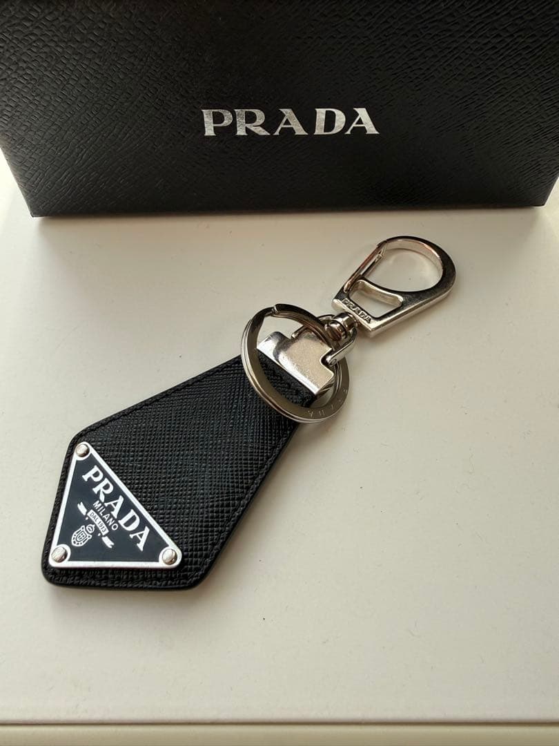 PRADA サフィアーノブラックレザーキーホルダー