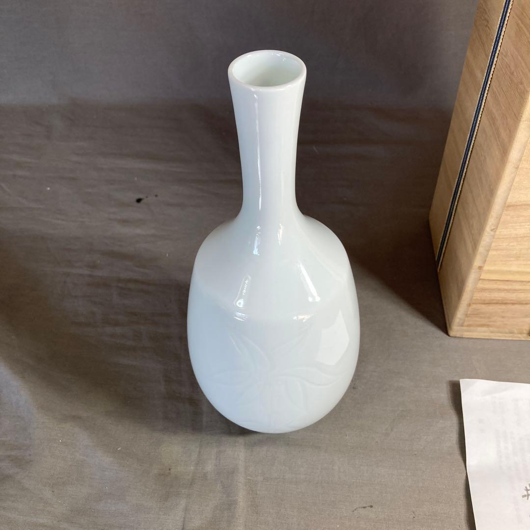 【井上萬二】白磁の伝統　日本の名窯　人間国宝　井上萬二作　白磁笹彫文　小花瓶