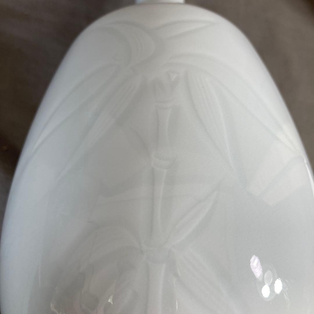 【井上萬二】白磁の伝統　日本の名窯　人間国宝　井上萬二作　白磁笹彫文　小花瓶