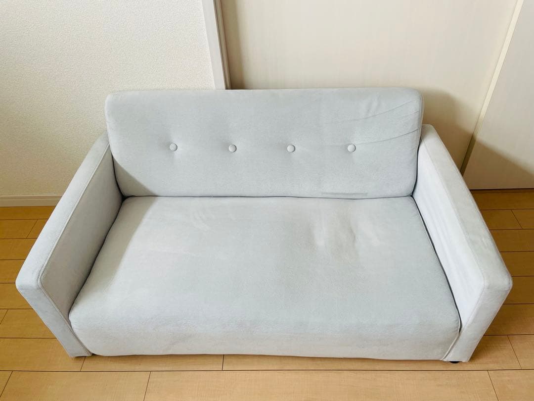 ライトグレー ボタン付き 2人掛けソファ