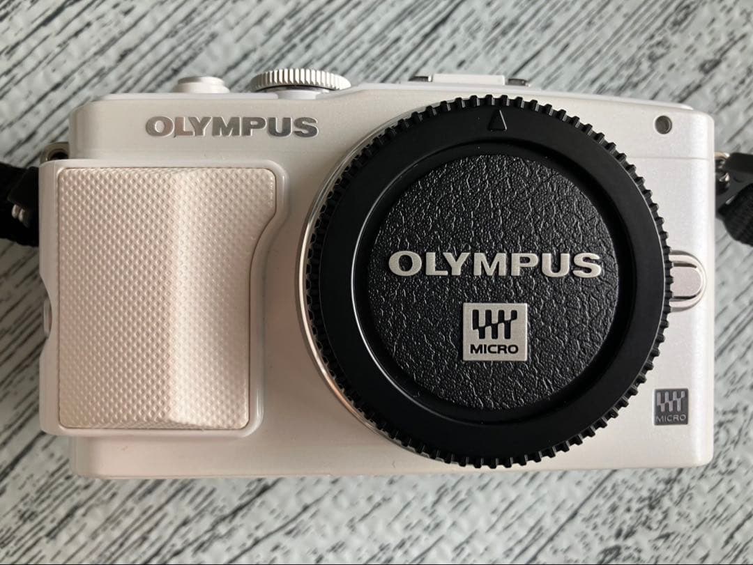 OLYMPUS E-PL6 ミラーレス一眼 ホワイト ストラップ付き