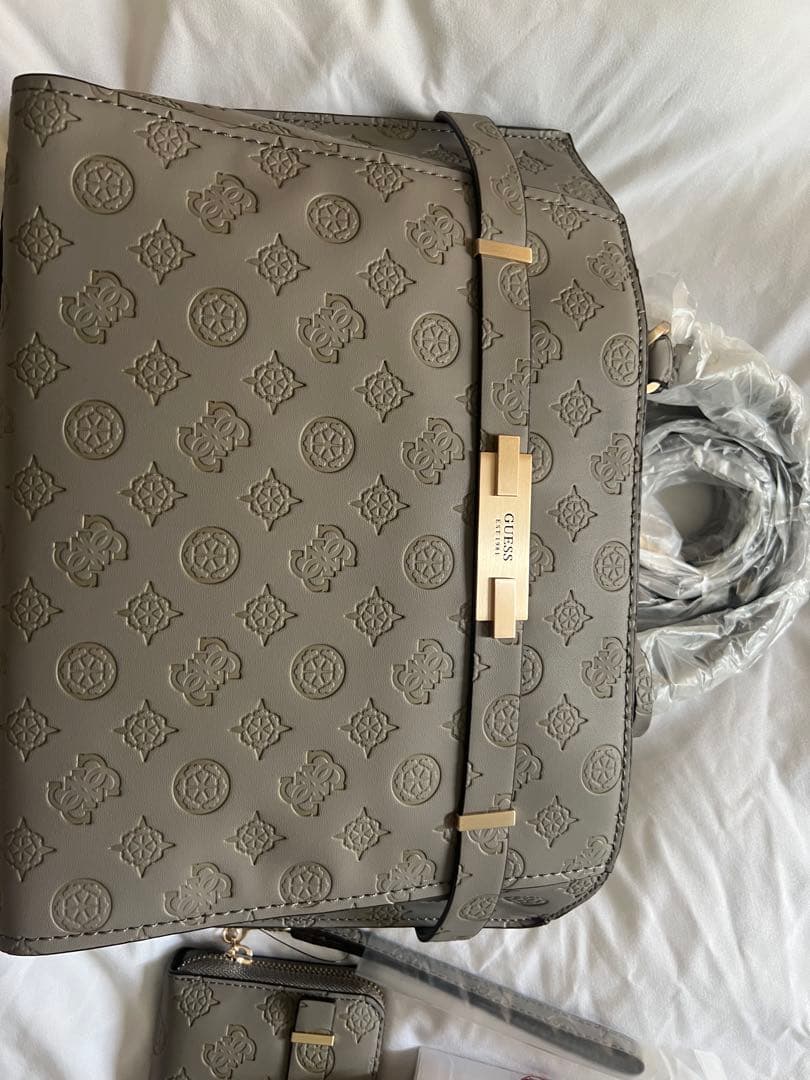 GUESS グレー ショルダーバッグと財布セット