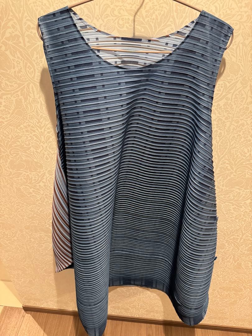 プリーツプリーズ　ノースリーブワンピース