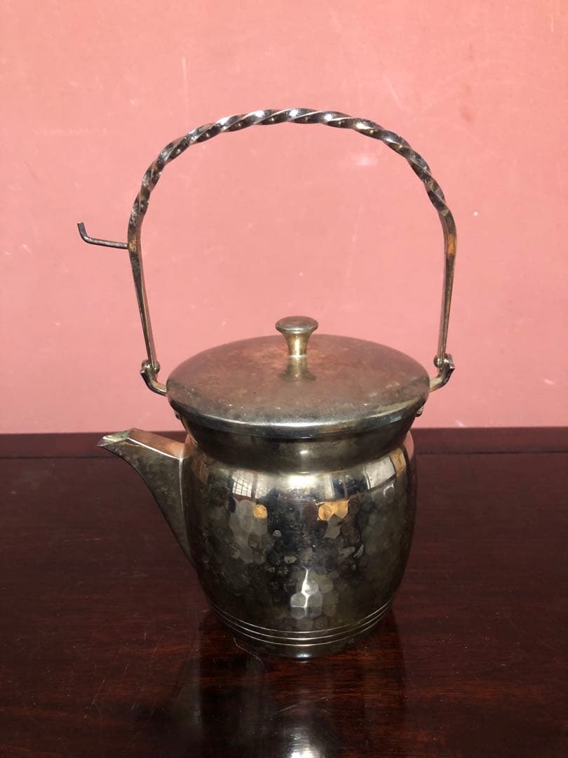 洗練されたフォルムを持つ銀の水注