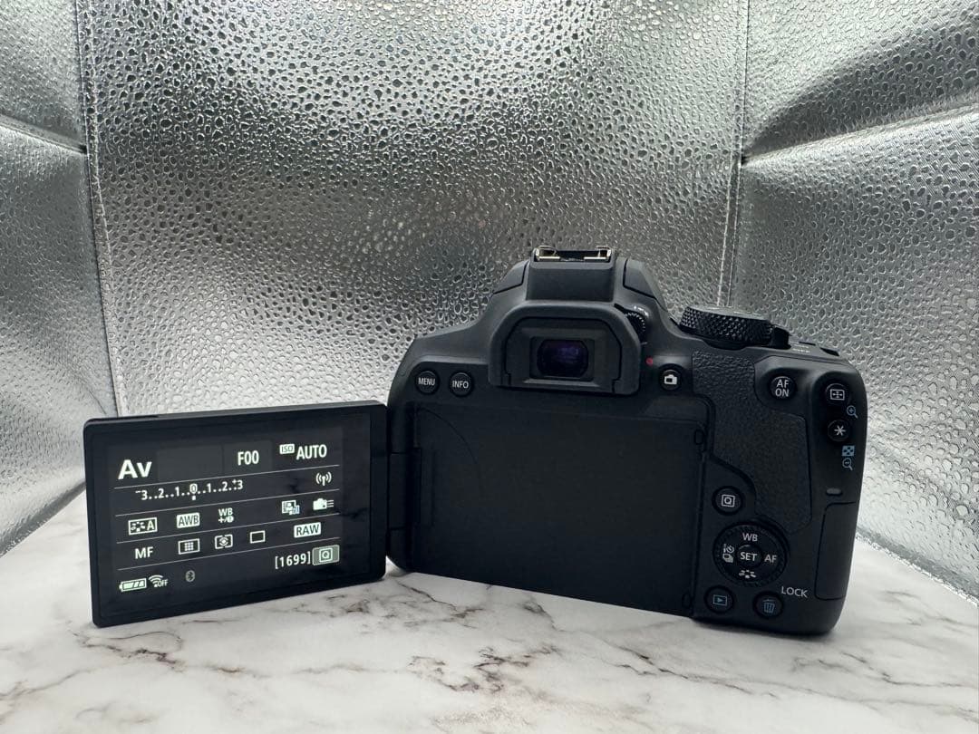 【土日特別価格】Canon EOS Kiss X10i 本体