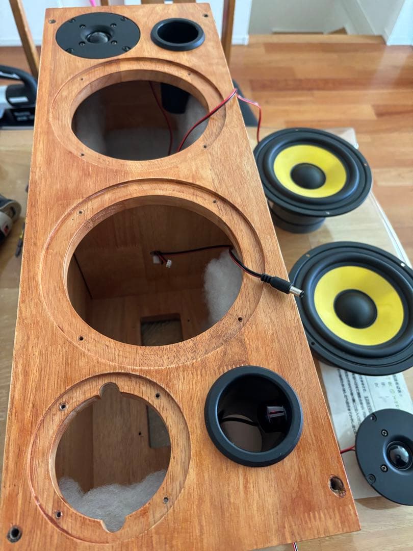 オーク材のスピーカー 高周波および低周波スピーカー