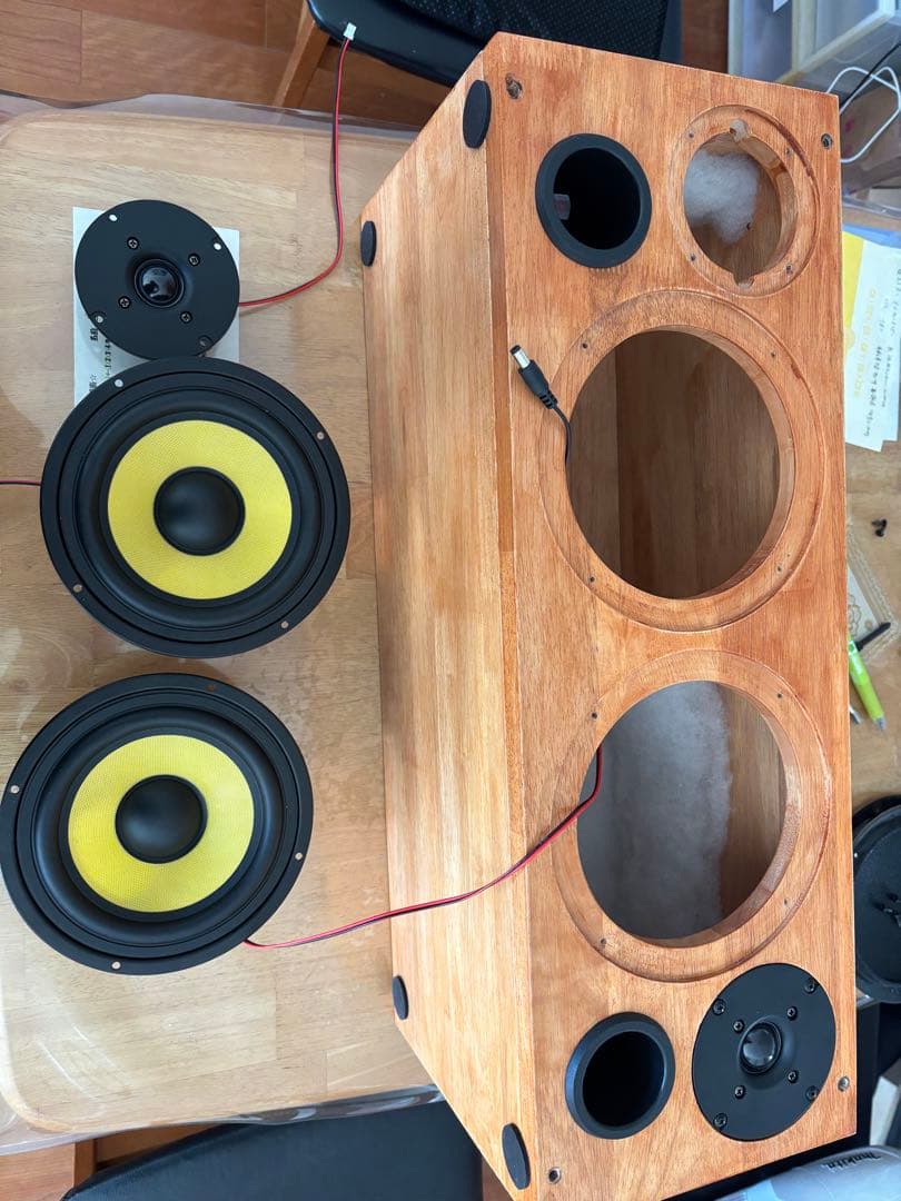 オーク材のスピーカー 高周波および低周波スピーカー
