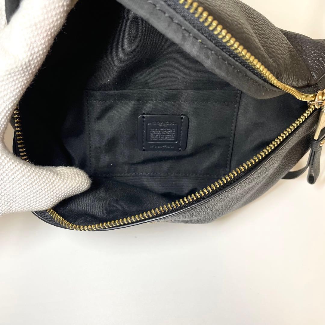新品同様✨️COACH ボディバッグ ウエストポーチ チャーム ペプルドレザー 黒