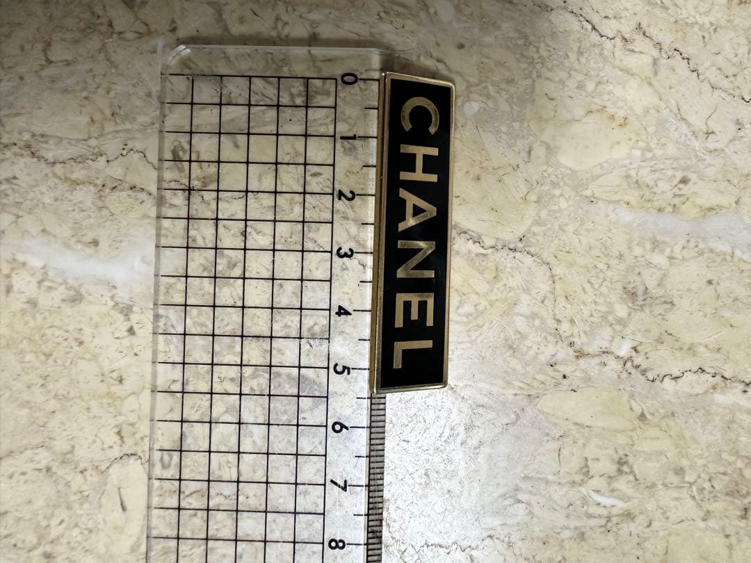 CHANEL ロゴ ブローチ