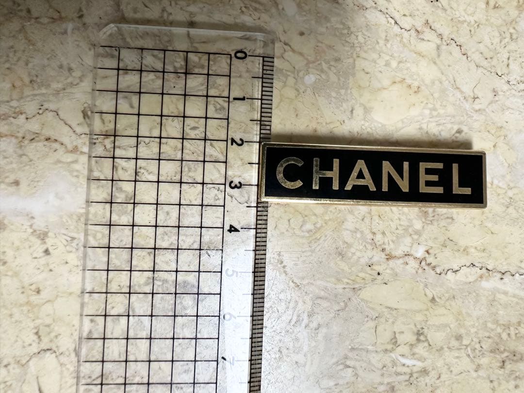 CHANEL ロゴ ブローチ
