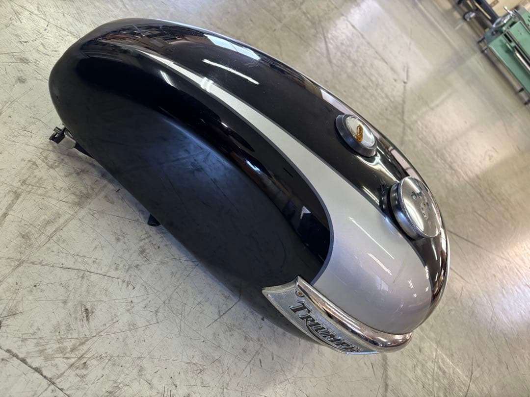 トライアンフ タンク