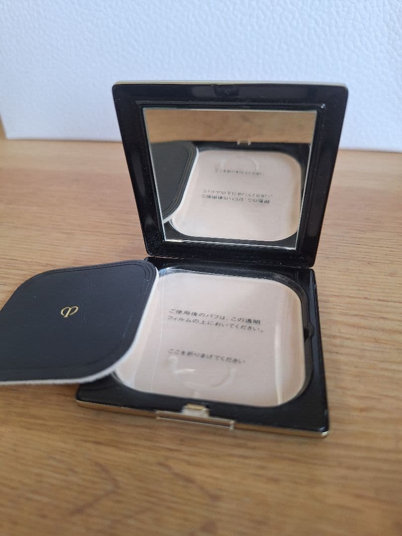 クレ・ド・ポーボーテ　プードルコンパクトエサンシエルフェイスパウダー