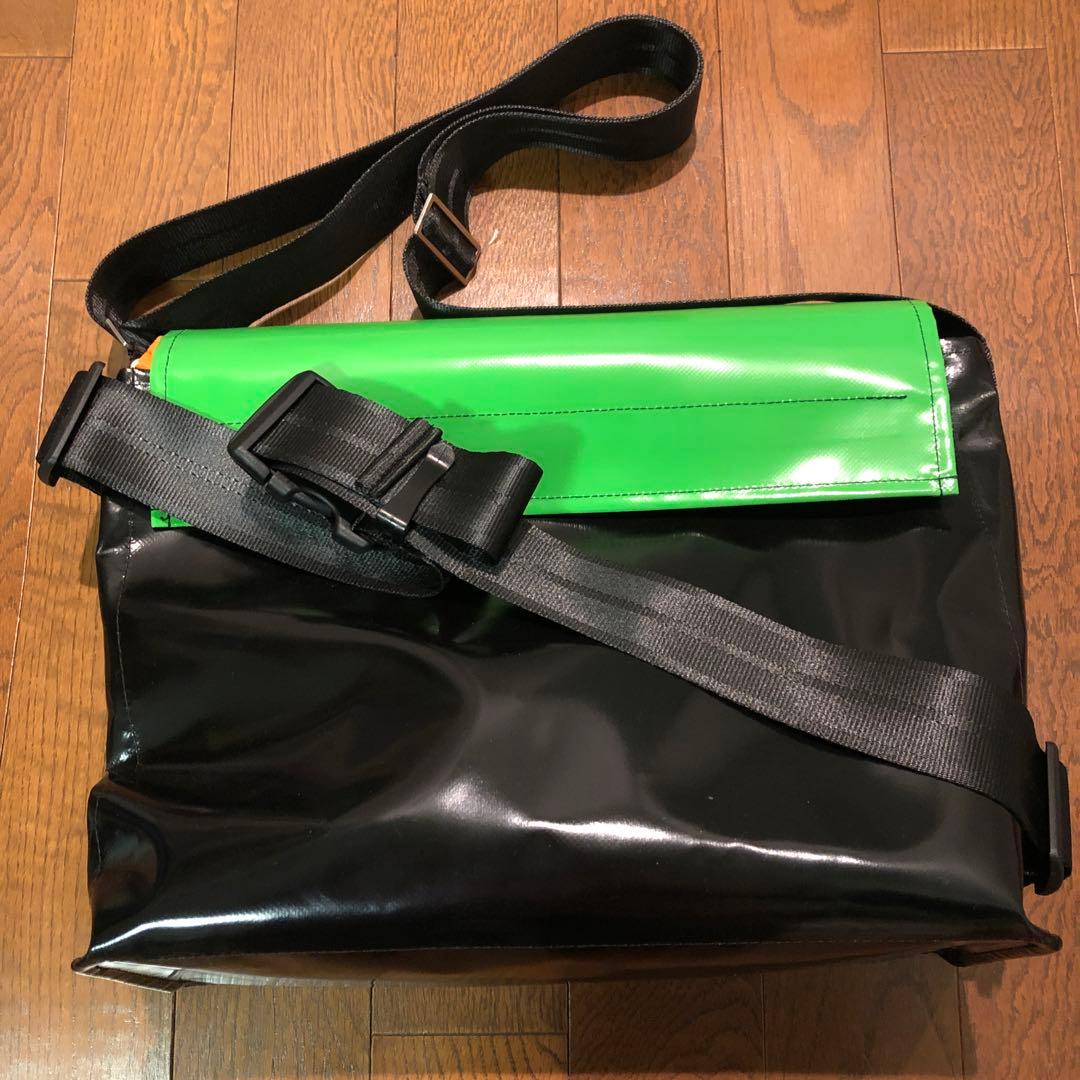 タウシェ　ショルダーバック