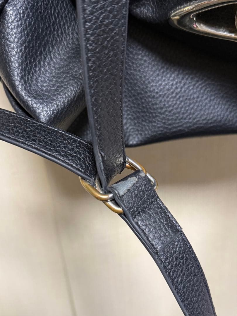 レザー製黒バッグ メタル装飾付き vivienne