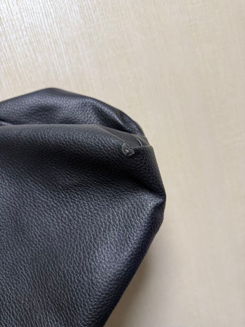 レザー製黒バッグ メタル装飾付き vivienne