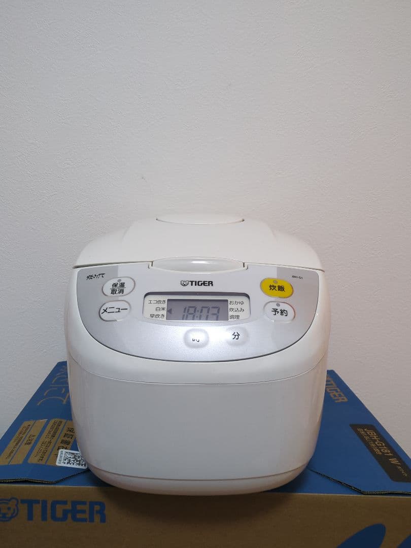 TIGER ホワイト炊飯器 デジタル表示