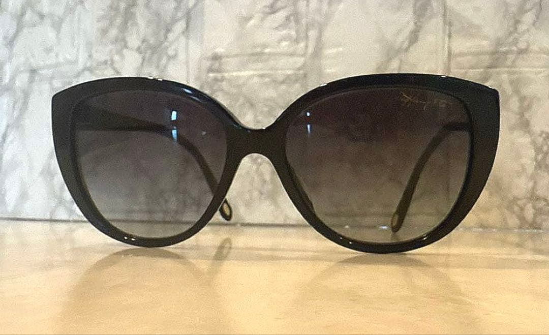 Tiffany & Co. ブラックラウンドサングラス