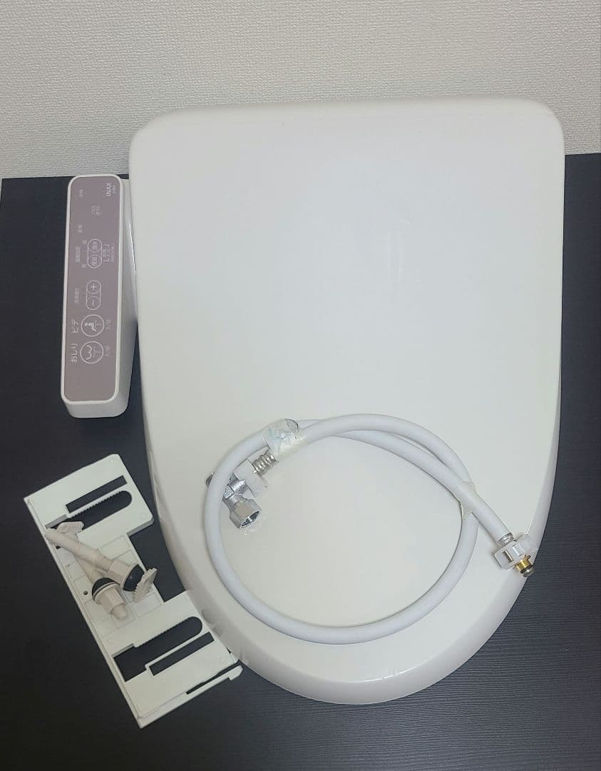 美品 年製リクシルシャワートイレD10タイプ CW-D11 オフホワイト(01)