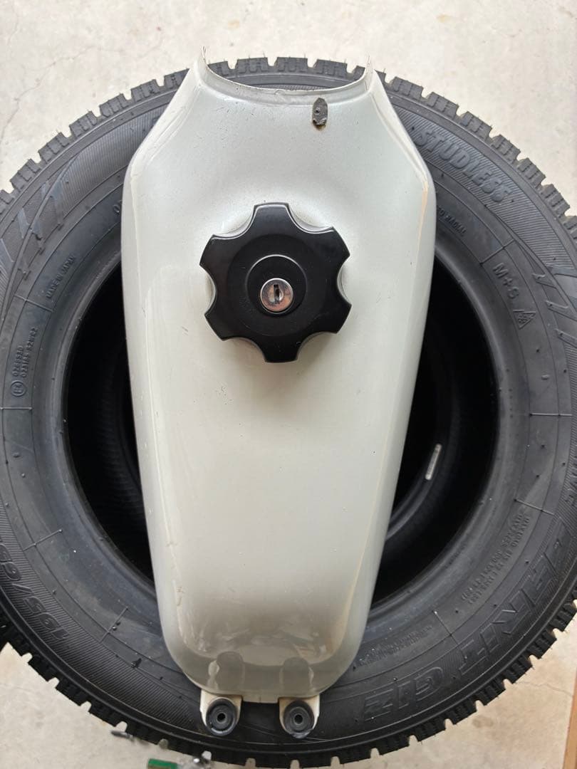 グラストラッカー　NJ4BA 純正タンク