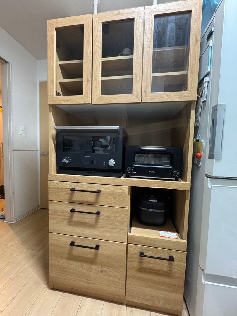 引取限定の方のみ7000円！収納キャビネット ガラス扉付き〔発送費込みです）