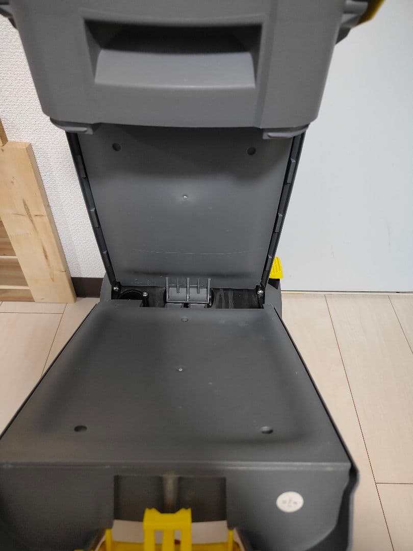 ブラシおまけ付き　ケルヒャー業務用床洗浄機　BR30/4C