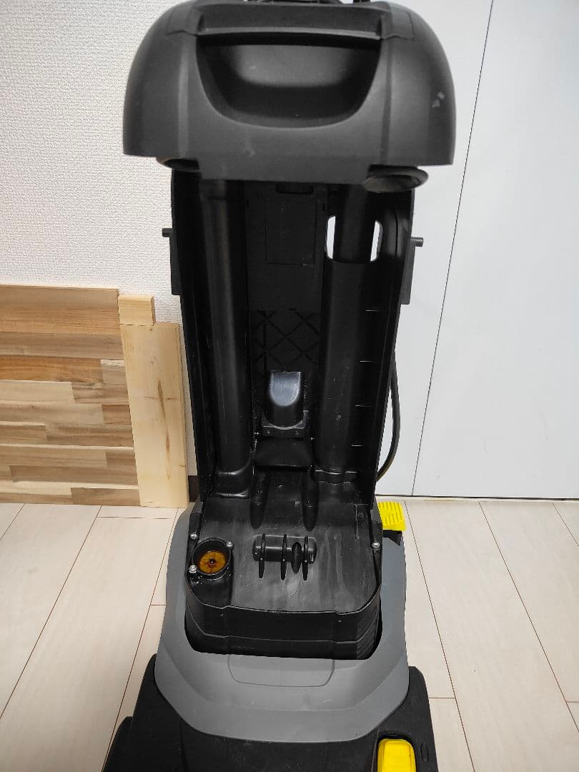 ブラシおまけ付き　ケルヒャー業務用床洗浄機　BR30/4C