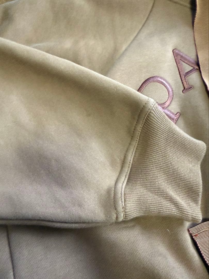 パトゥ　新作　パーカー