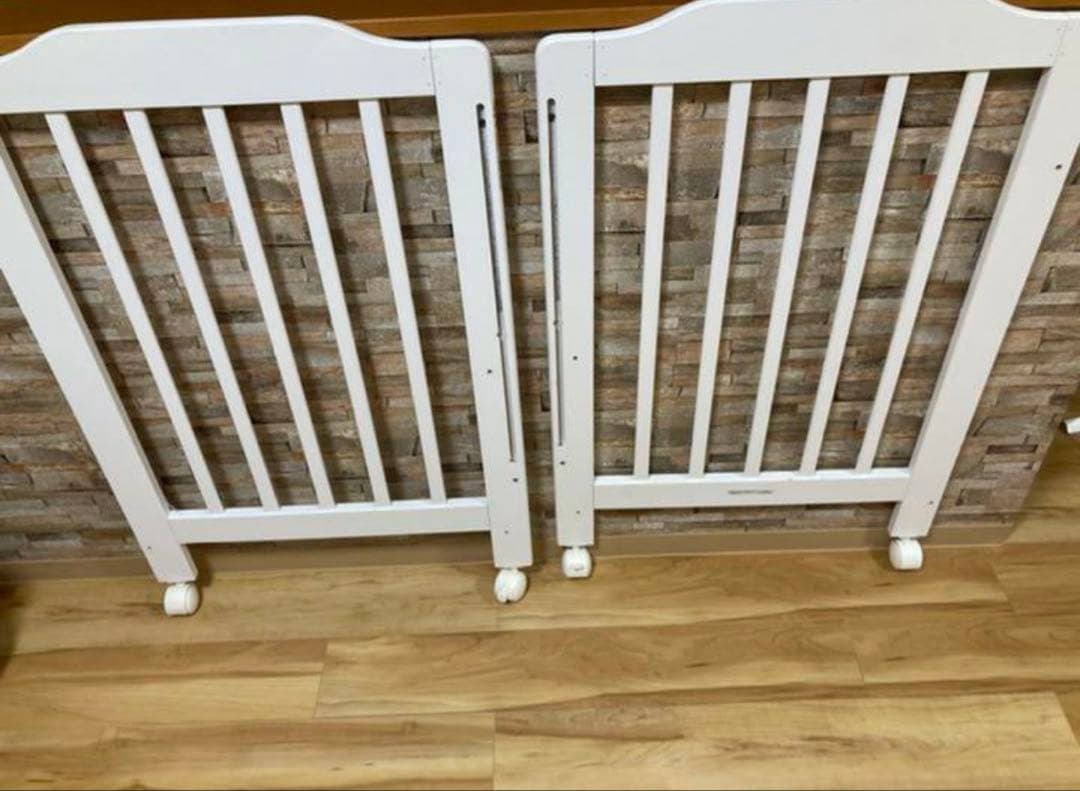 木製ベビーベッド ホワイト サイドレール付き