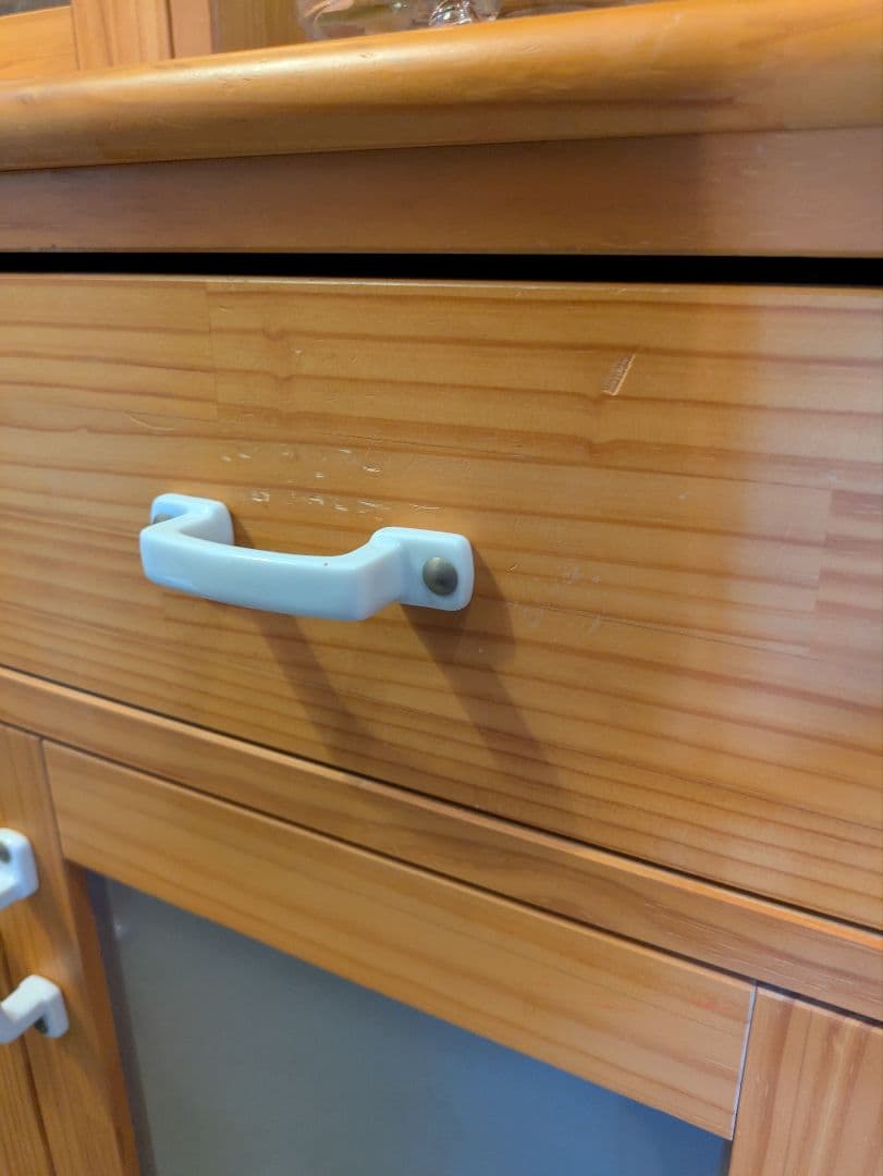 モモナチュラル 木製食器棚 ガラスドア付き タイル天板 廃盤品