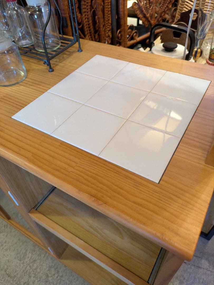 モモナチュラル 木製食器棚 ガラスドア付き タイル天板 廃盤品