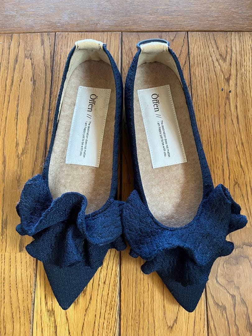 Offen フリル付きネイビー フラットシューズ