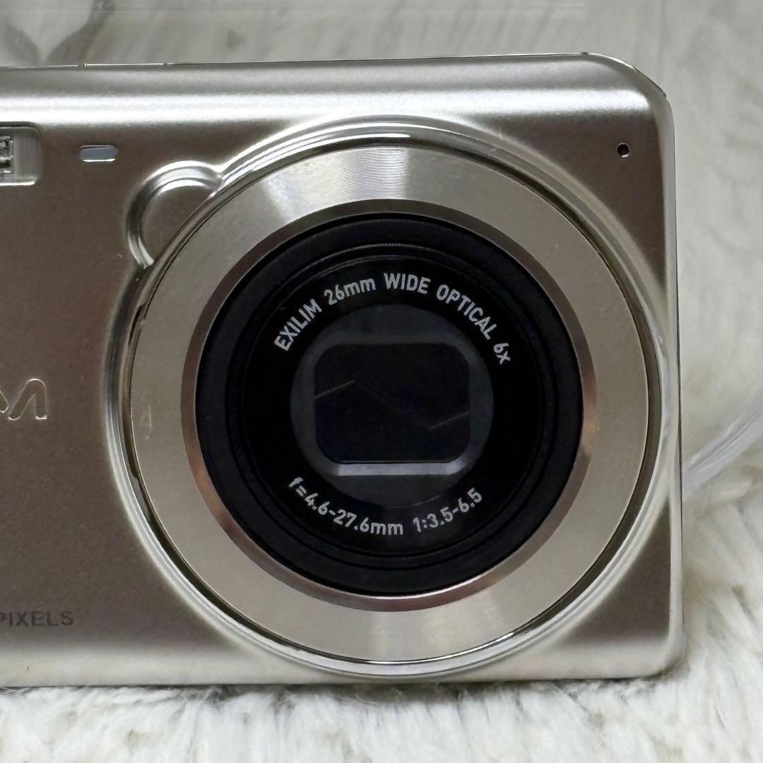 美品　CASIO カメラ　EX-Z770 充電器　箱　シルバー　コンデジ　動作品