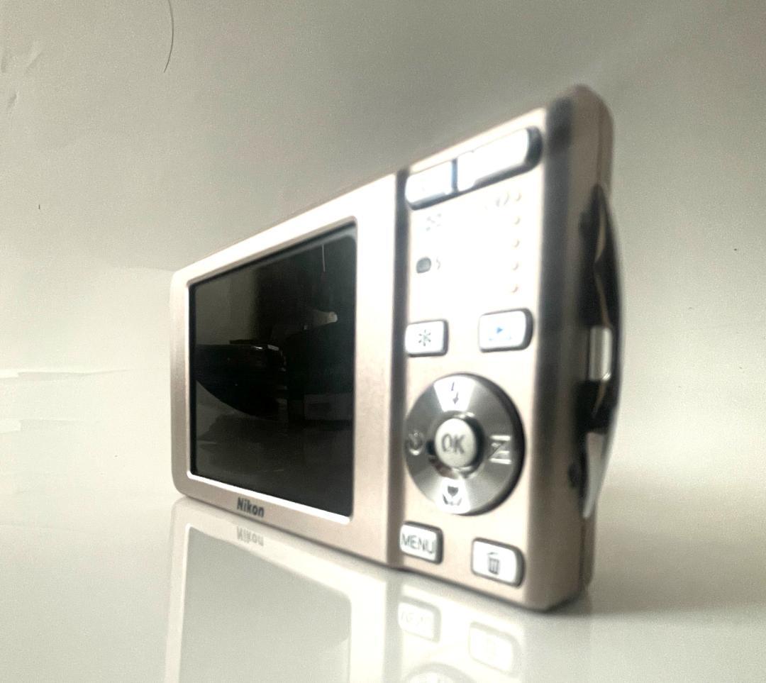 Nikon COOLPIX S520 デジカメ　シルバー　ニコン